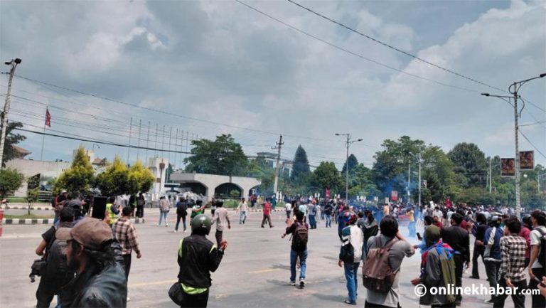 संसद भवन अगाडि पुगे जेनजी, प्रहरीले हान्यो अश्रुग्याँस