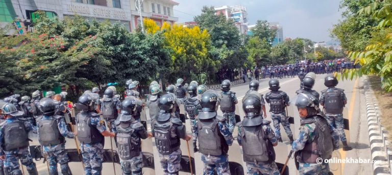 बबरमहल-बानेश्वर सडकमा सवारी आवागमन पूर्णरुपमा बन्द