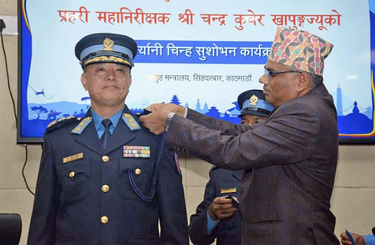 नवनियुक्त प्रहरी महानिरीक्षक खापुङले लगाए दर्ज्यानी चिह्न