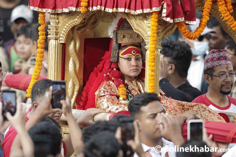 इन्द्रजात्राको दोस्रो दिन पनि जीवित कुमारी, गणेश र भैरवलाई गराइयो रथयात्रा (तस्वीरहरू)