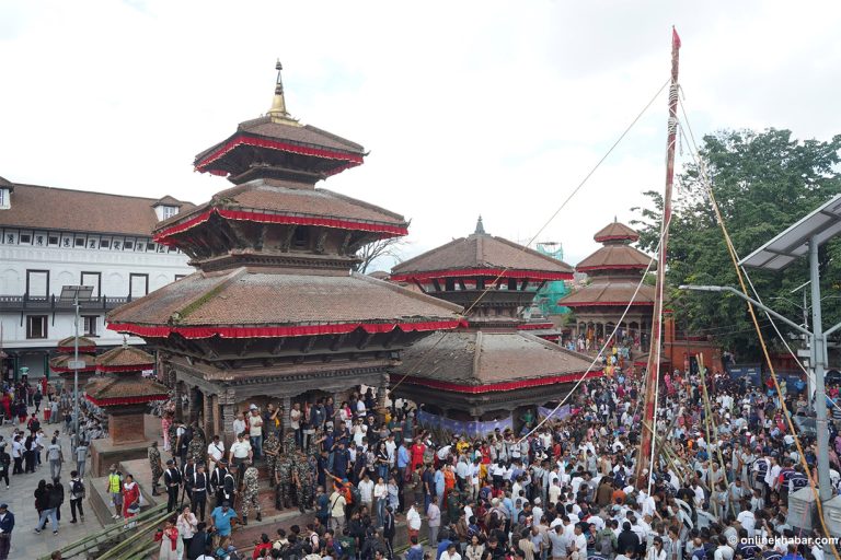 बसन्तपुरमा लिङ्गो ठड्याएर सुरु गरियो इन्द्रजात्रा (तस्वीरहरू)