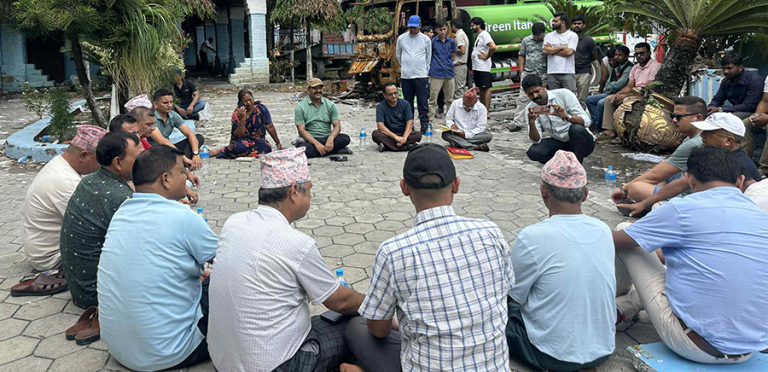 भवन जलेपछि खुला चौरमा इटहरीको कार्यपालिका बैठक