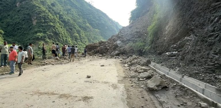 धादिङको पहिरो छल्न प्रयोग गर्न सकिन्छ ३ वैकल्पिक सडक
