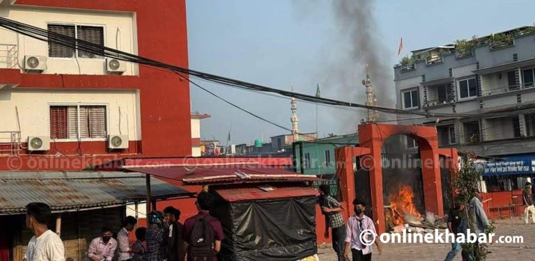 झापाको बिर्तामोडमा पनि तनाव, प्रहरीले हवाई फायर गर्‍यो