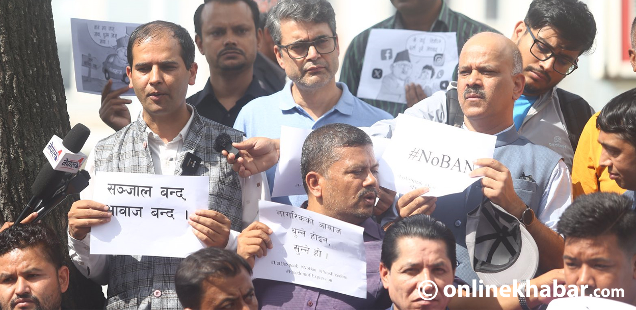 सामाजिक सञ्जाल प्रतिबन्धविरुद्ध पत्रकारहरू सडकमा (तस्वीरहरु)