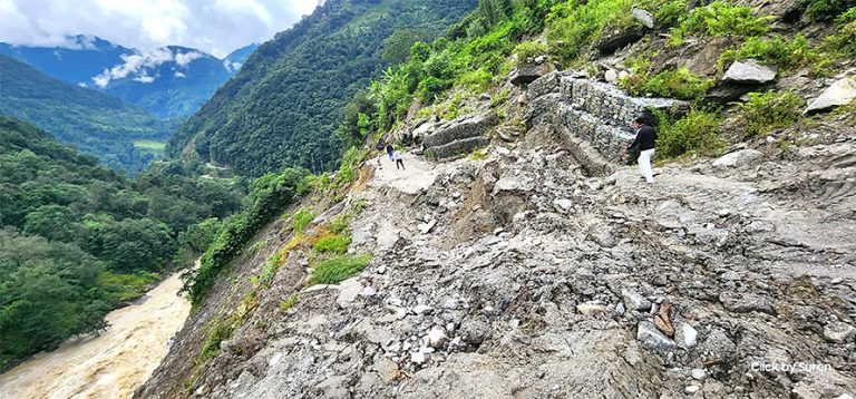 संखुवासभामा पहिरोले उत्तर–दक्षिण कोशी राजमार्ग अवरुद्ध