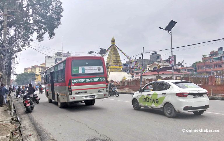 काठमाडौंमा चल्न थाले सार्वजनिक गाडी
