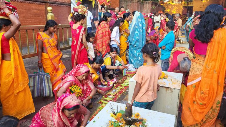 मधेशका शक्तिपीठमा खोइछ भर्ने महिलाको भीड