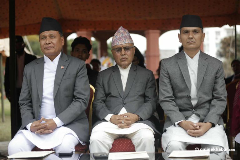 शीलतनिवासको खण्डहर भवन बाहिर तीन मन्त्रीले लिए शपथ