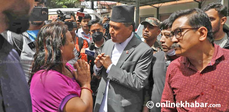 शपथलगत्तै कुलमान पुगे मृतकका आफन्त भेट्न त्रिवि शिक्षण अस्पताल (तस्वीरहरू)