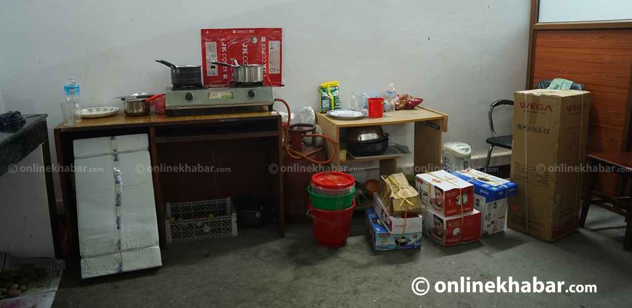 शिक्षामन्त्रीलाई मन्त्रालयमै यसरी हुँदैछ गाँसबासको व्यवस्था (तस्वीरहरू)