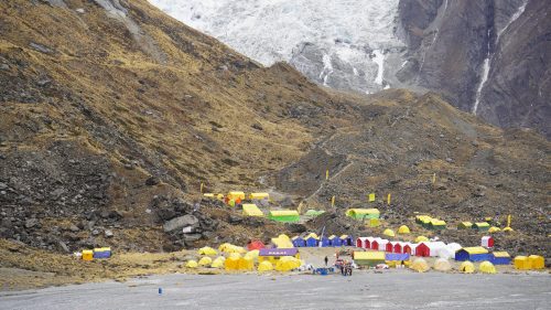 पदमार्गका लागि अन्नपूर्ण आधार शिविरमा पर्यटकको चहलपहल
