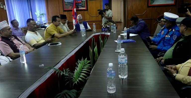 मुख्य सडक अवरुद्ध भएपछि यातायात मन्त्रालयमा आकस्मिक बैठक