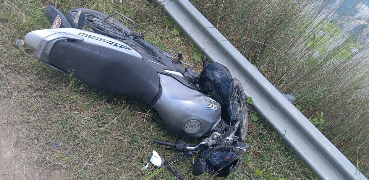 सिन्धुलीमा फलामको रेलिङमा मोटरसाइकल ठोक्किँदा तीन जना घाइते, २ को अवस्था गम्भीर