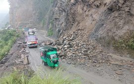 नारायणगढ-मुग्लिन सडकको तुइन खोलामा पहिरो, सवारी आवागमन प्रभावित