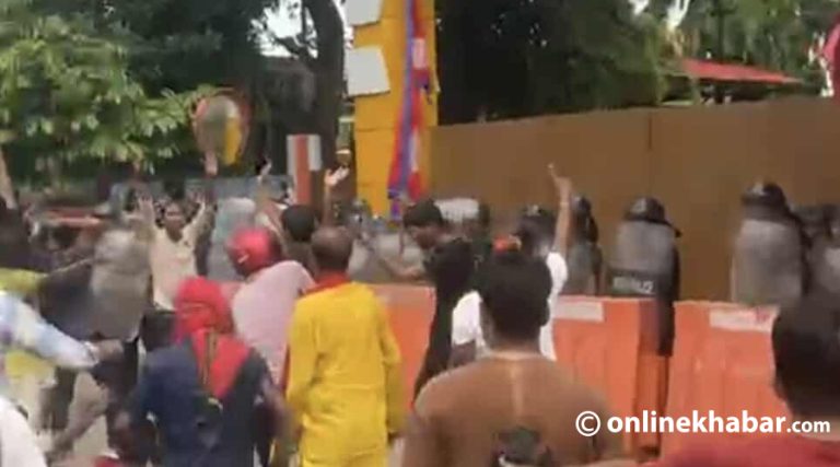मधेश प्रदेशको मुख्यमन्त्री कार्यालयमा ढुंगामुढा