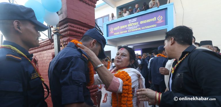 प्रहरीलाई फूलमालाले स्वागत गर्दै हस्तान्तरण गरियो पुनर्स्थापित प्रहरी कार्यालय