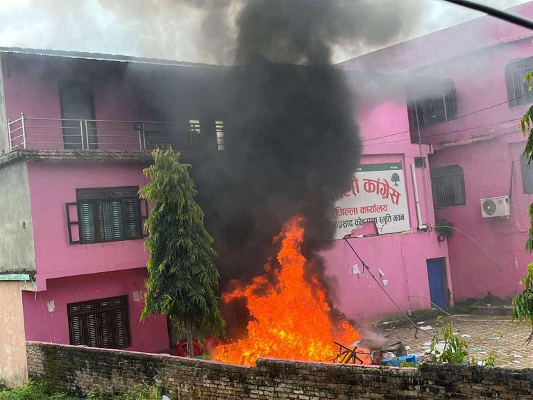 सुर्खेतमा जेनजीले गरे दलका पार्टी कार्यालयमा आगजानी