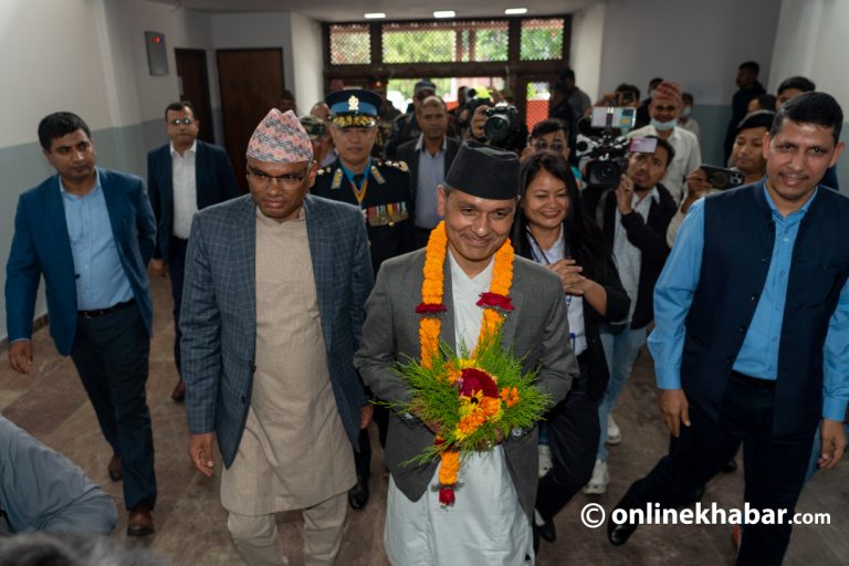 पुरानो भवनमा जलेका सवारी छल्दै ओमप्रकाशको गृह प्रवेश