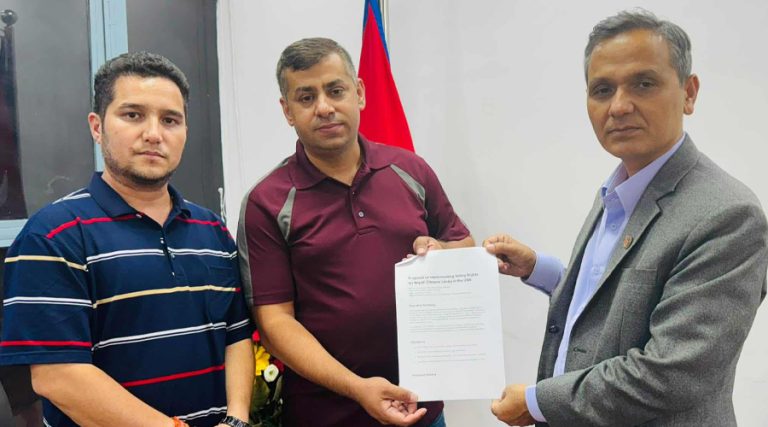 विदेशमा रहेका नेपालीहरूलाई मतदानको व्यवस्था मिलाउन गृहमन्त्रीलाई ज्ञापनपत्र