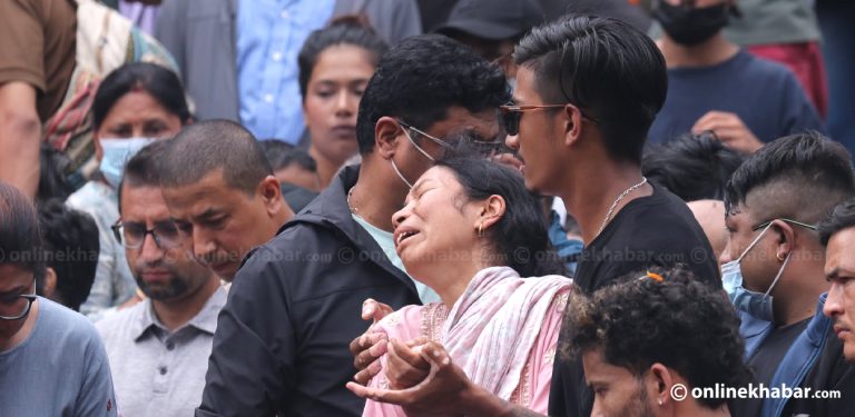 आर्यघाटमा शहीदका आफन्तको आर्तनाद (तस्वीरहरू)