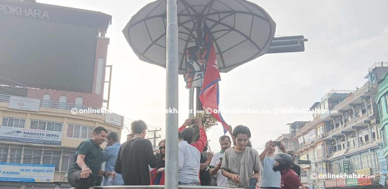 पोखरामा लखन थापाको शालिक ढालियो, राखियो पृथ्वीनारायण शाहको प्रतिमा
