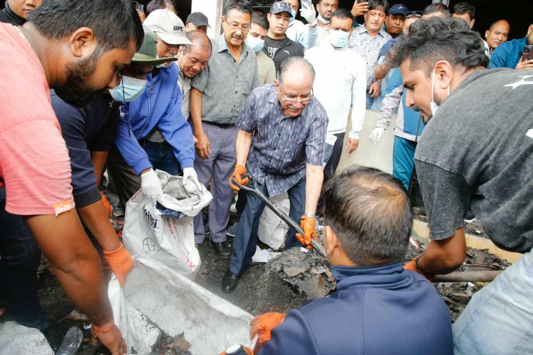पार्टी मुख्यालय पेरिसडाँडा सरसफाइमा प्रचण्ड