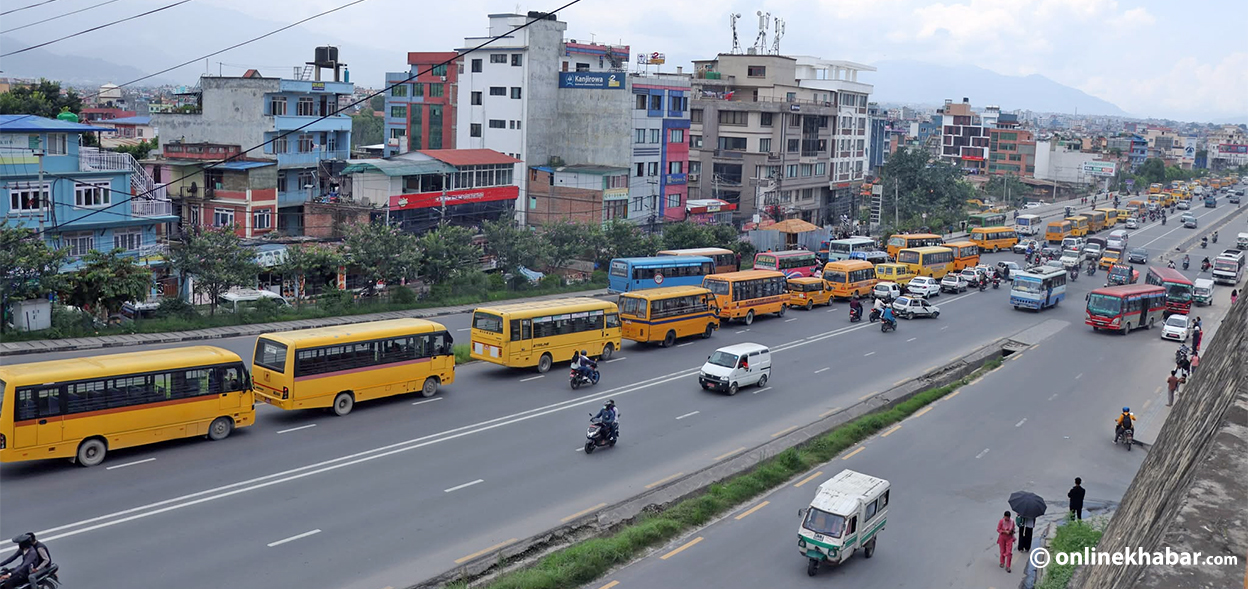 निजी विद्यालय सञ्चालकले चक्रपथमा निकाले बससहित र्‍याली