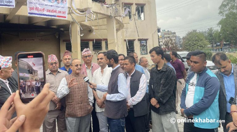 क्षतिग्रस्त एमाले पार्टी कार्यालयको अवलोकनमा पुगे कांग्रेस उपसभापति खड्का