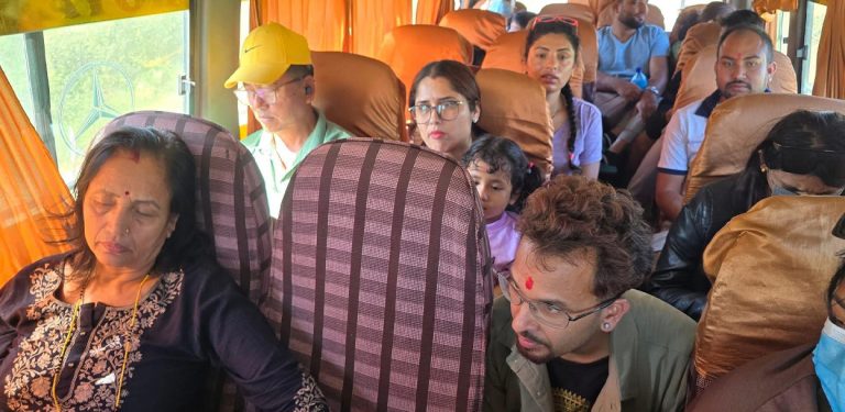 सार्वजनिक बस चढेर झापा पुगे राजेन्द्र लिङदेन