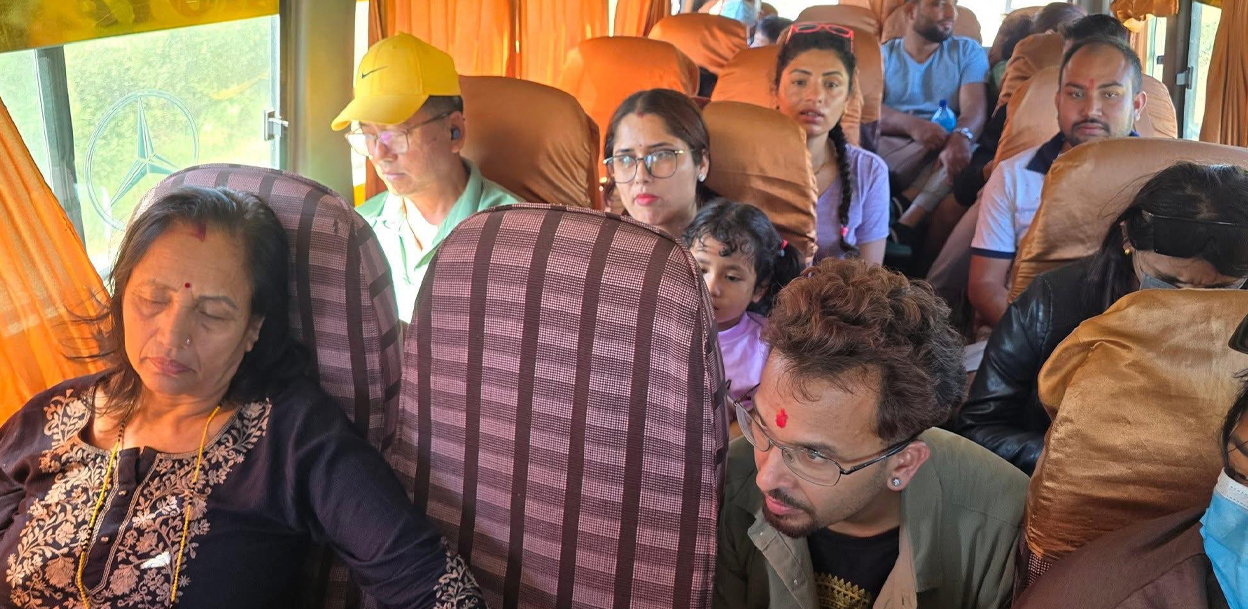 सार्वजनिक बस चढेर झापा पुगे राजेन्द्र लिङदेन
