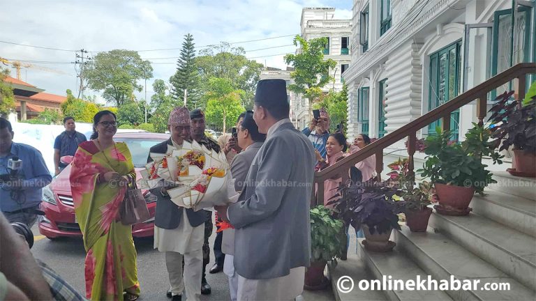 पदभार गर्न निजी गाडिमै मन्त्रालय पुगे अर्थमन्त्री