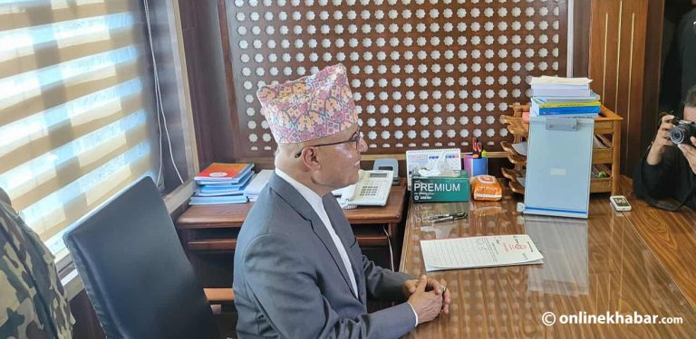 अर्थमन्त्री खनालले गरे पदभार ग्रहण
