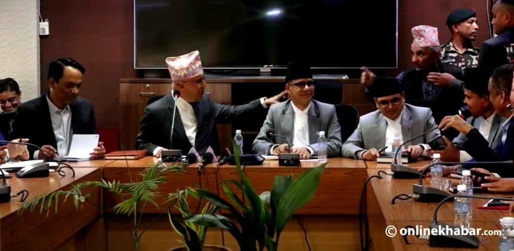 अर्थमन्त्रीको पदभारमा जंगिदै पुगेका शालिकरामले भने- पहिला सचिव फेर्नुस् (भिडियो)