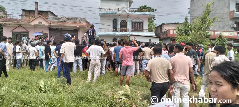 सैनामैना नगर प्रमुखको घर घेराउ