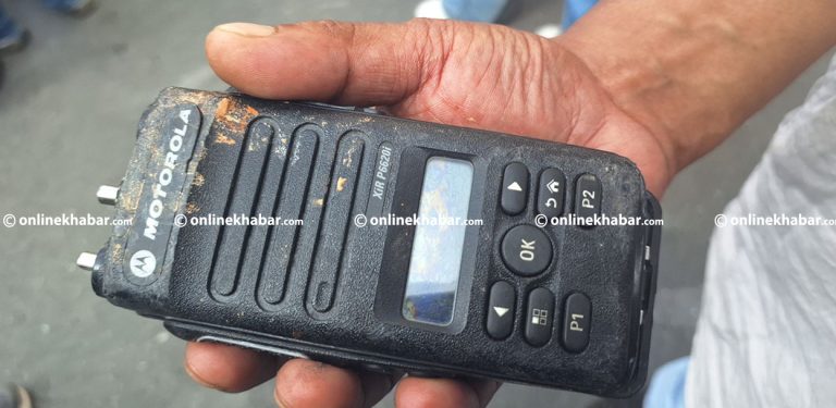 प्रदर्शनकारीले खोसे प्रहरीको सञ्चार सेट