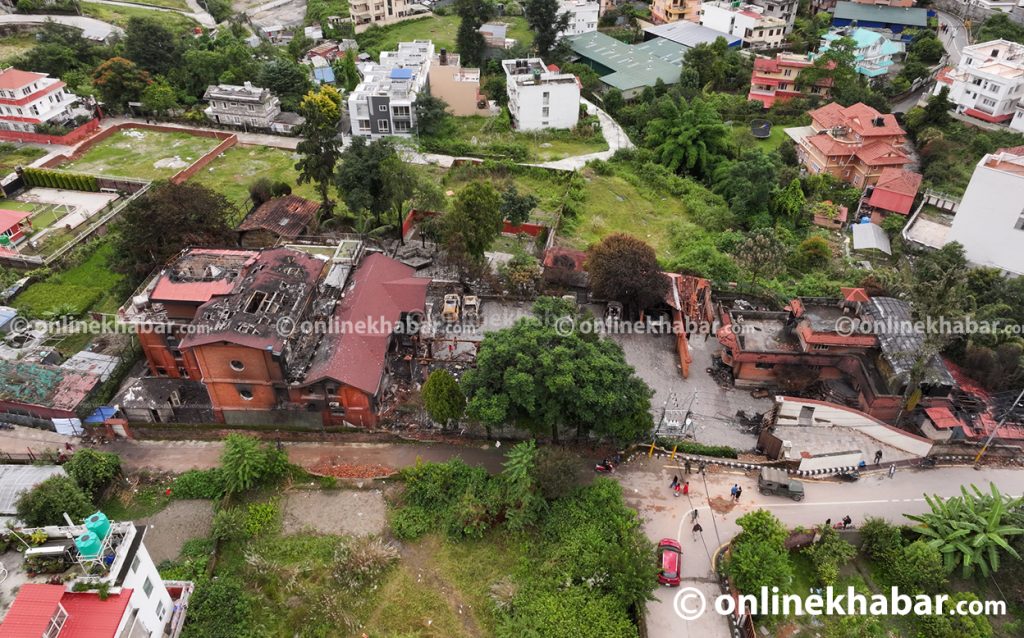 प्रदर्शनकारीको भिडमा जलिरह्यो देउवा निवास