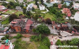 प्रदर्शनकारीको भिडमा जलिरह्यो देउवा निवास
