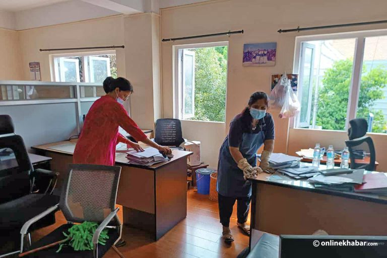 सफाइमा जुटे शिक्षा मन्त्रालयका कर्मचारी, केशरमहलबाट पनि सेवा थाल्ने