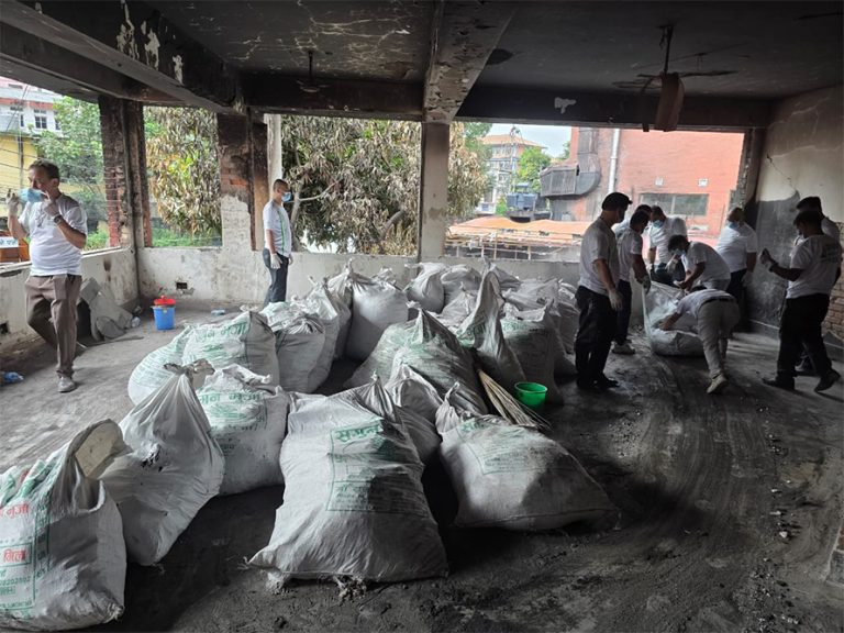 जिल्ला प्रशासन कार्यालय काठमाडौं सरसफाइमा शिवम् सिमेन्ट