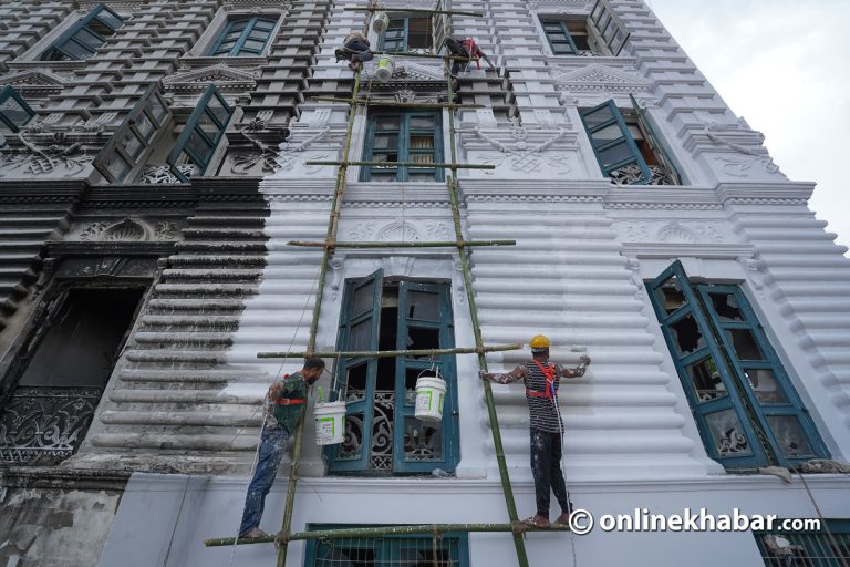 आगजनी भएका मन्त्रालयको बाहिरी भागमा रंगरोगन सुरु (तस्वीरहरू)