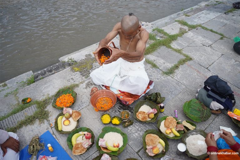 सुरु भयो सोह्रश्रद्ध, पशुपतिमा पितृ पूजा (तस्वीरहरु)