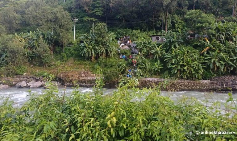 दूध संकलन गर्ने भ्यान सुनकोशी नदीमा खस्यो, चालक बेपत्ता