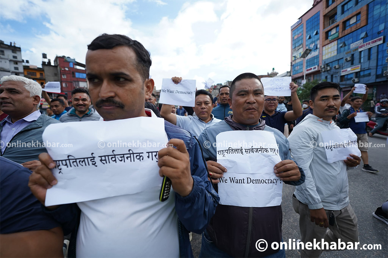 सडकमा उत्रियो तरूण दल (तस्वीरहरू)