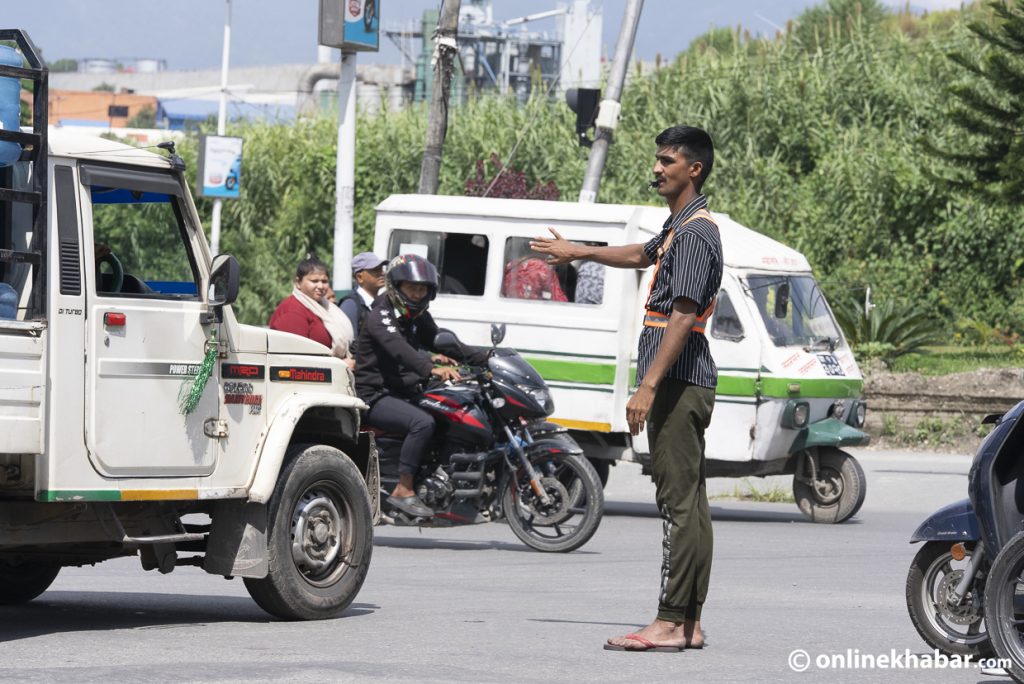 पोशाक र बुट लुटिए, ट्राफिक प्रहरी चप्पलमै खटिए