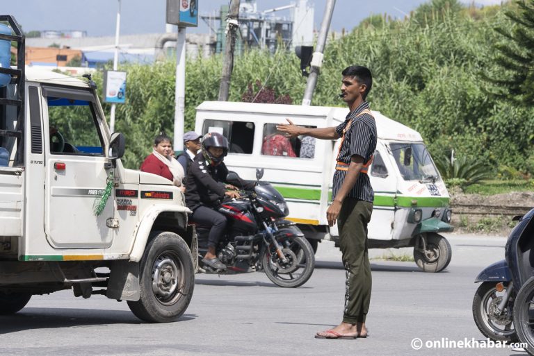 पोशाक र बुट लुटिए, ट्राफिक प्रहरी चप्पलमै खटिए