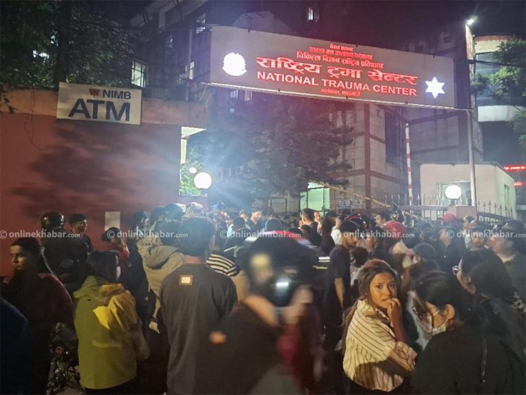 ट्रमा सेन्टरबाहिर आफन्तको भिड, यी हुन् मृतक र घाइते (नामावलीसहित)