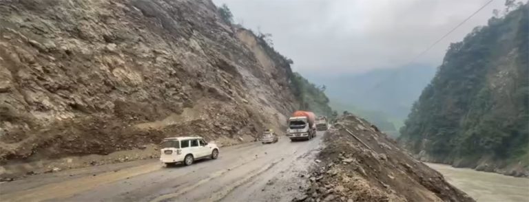 पहिरो पन्छाएपछि खुल्यो मुग्लिन–नारायणगढ सडकखण्ड