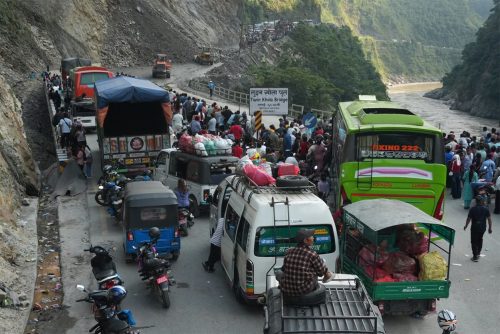 मुग्लिन–नारायणगढ सडकखण्डको पहिरो पन्छाउन ढिलाइ, घण्टौंदेखि बाटोमै अलपत्र यात्रु