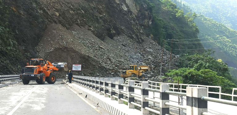 तुइन खोलामा खसेको पहिरो पन्छाउन थालियो